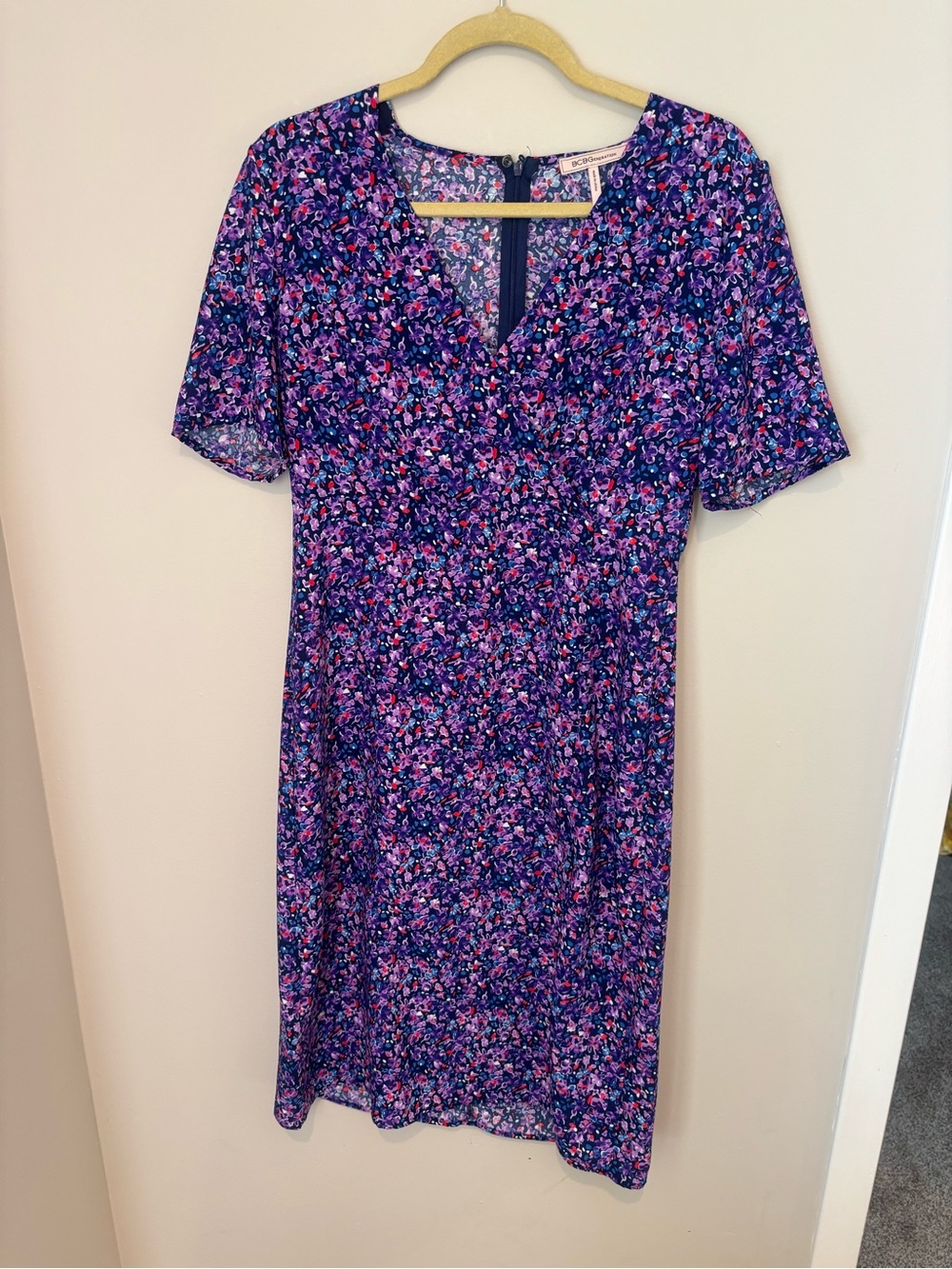 BCBGeneration Purple Floral V-Neck Midi Dress — Size 8 — Front Slit